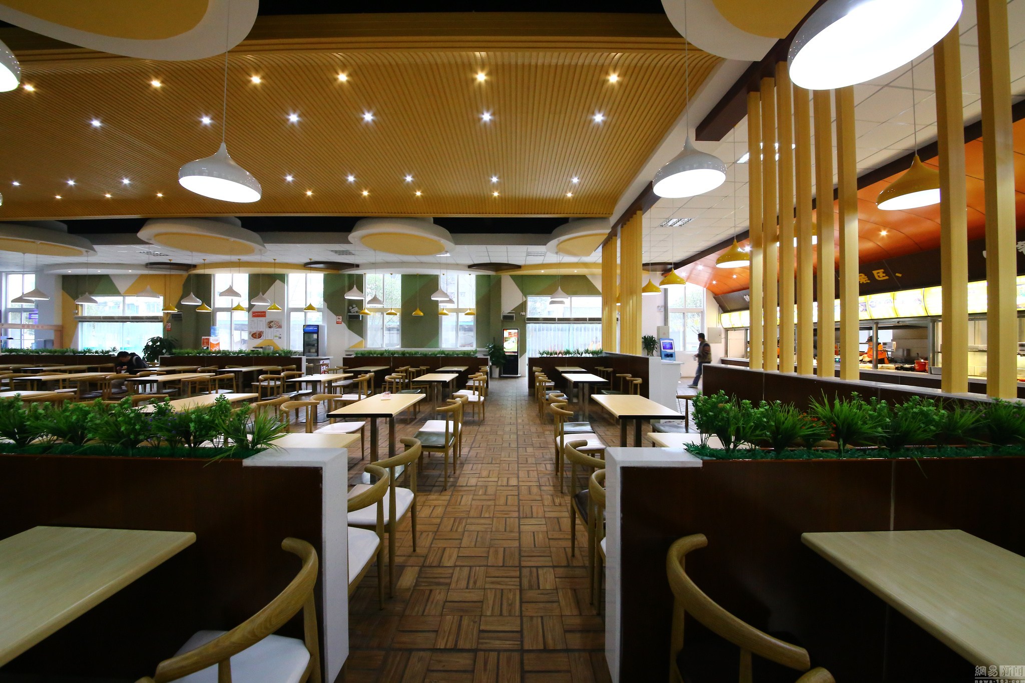 人大代表稱個別機關食堂像豪華酒店